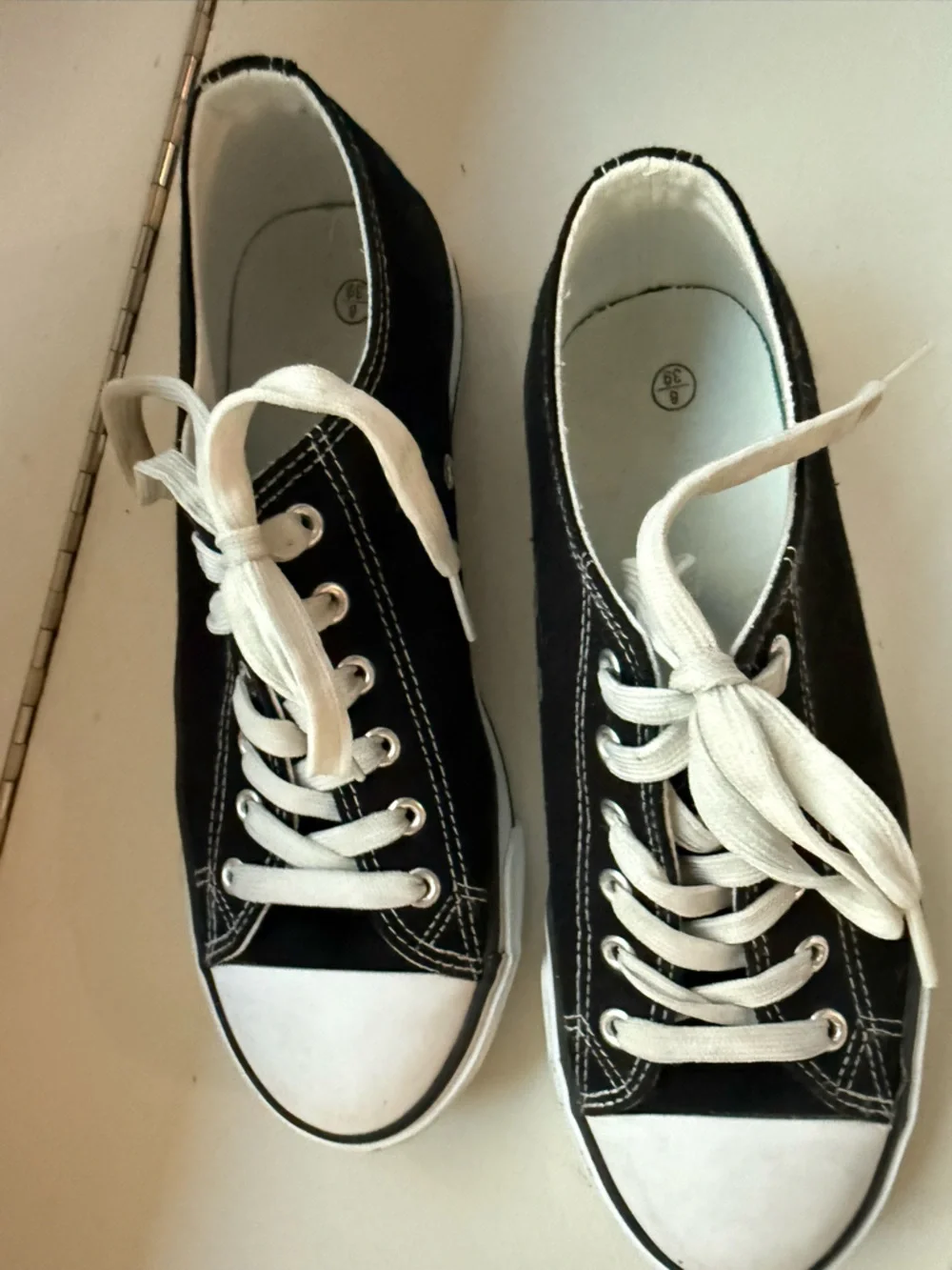 Classic unbranded Black Low-Top Canvas Sneakers - Women's Size 8 / EU 39 EUC